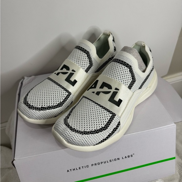 APL Women's Techloom Bliss in Ivory and Dark Army olive green 8 - Picture 5 of 8